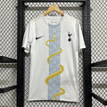 Maillot de football Tottenham 25/26, modèle spécial, de la marque Le 12 -ème Maillot, vue du devant avec logos et détails.