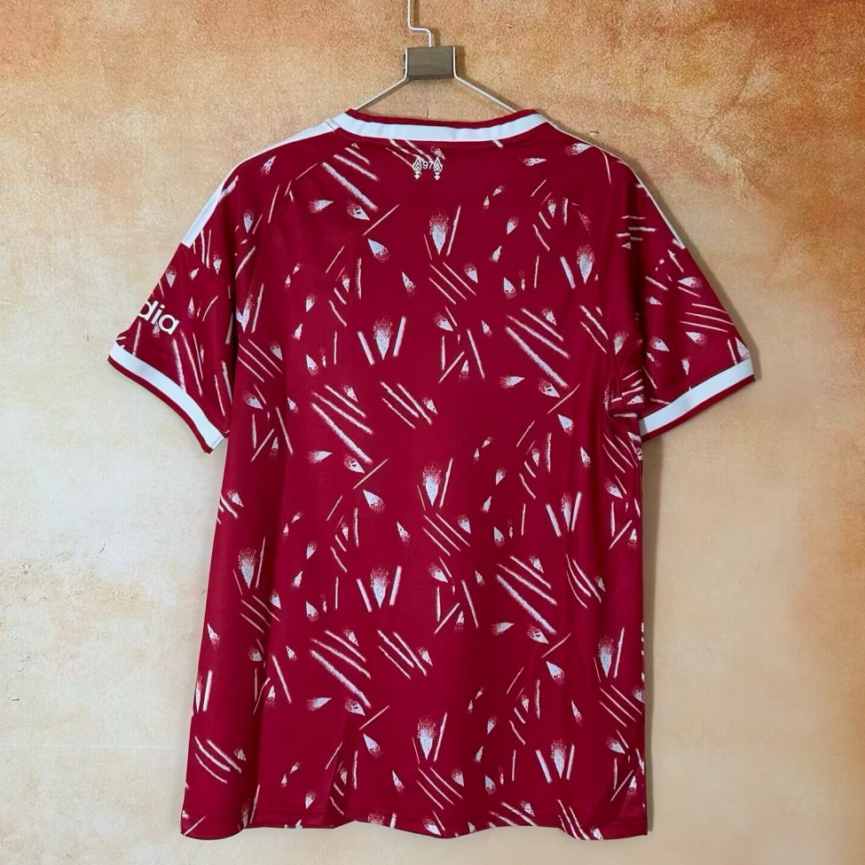 Maillot de football Liverpool 25/26 rouge, marque Le 12 -ème Maillot, avec logo et détails du design sur le devant.