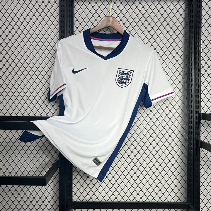 Maillot Angleterre EURO 2024 Le 12 -ème Maillot, devant du maillot blanc avec logo et détails rouges et bleus, vue de face.
