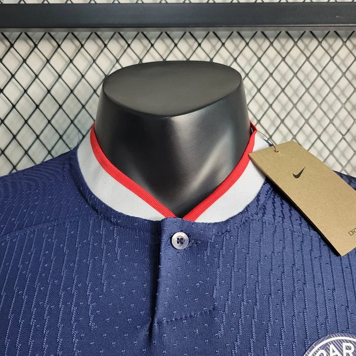 Maillot de football Paris 2023-2024 Le 12-ème Maillot, vue de face avec les couleurs et le logo de l'équipe.