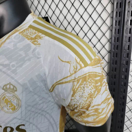 Maillot Real Madrid saison 2023-2024 édition limitée doré, marque Le 12 -ème Maillot, vue de face avec détails brillants