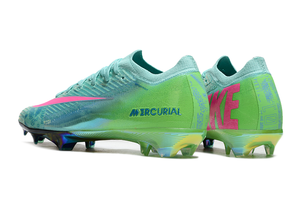 Crampons Mercurial Vapor XV Elite de la marque Le 12-ème Maillot, vue de face avec pointes en métal pour football.