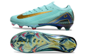 Crampons Mercurial Vapor XV Elite de Le 12 -ème Maillot avec pointes en acier pour football, vues de dessous avec semelle.
