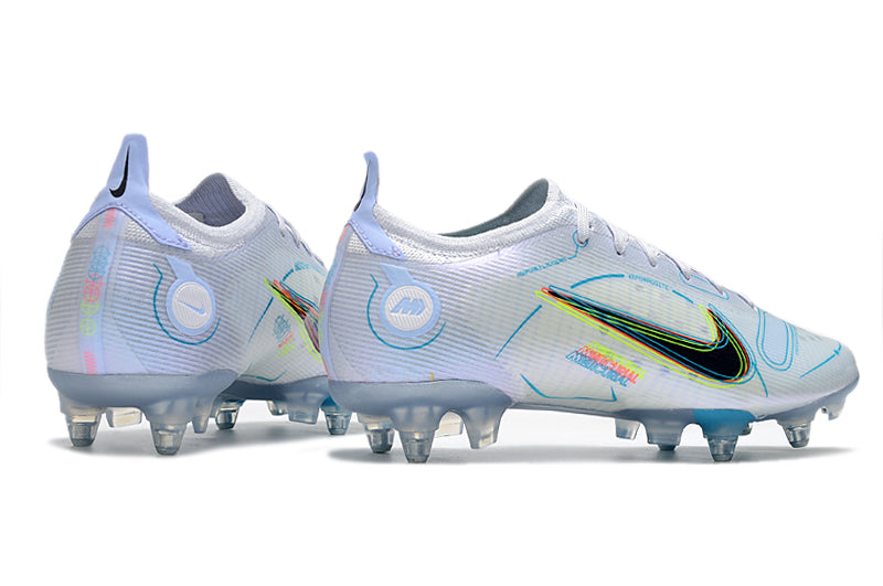 Crampons Mercurial Superfly 8 Elite de Le 12 -ème Maillot, vue détaillée avec pointes en acier pour football.