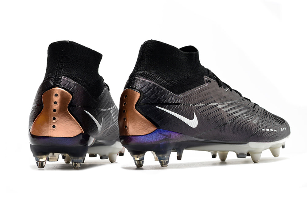 Crampons Nike Mercurial Superfly IX Elite pour football, semelles en acier et design performant, visibles en action.