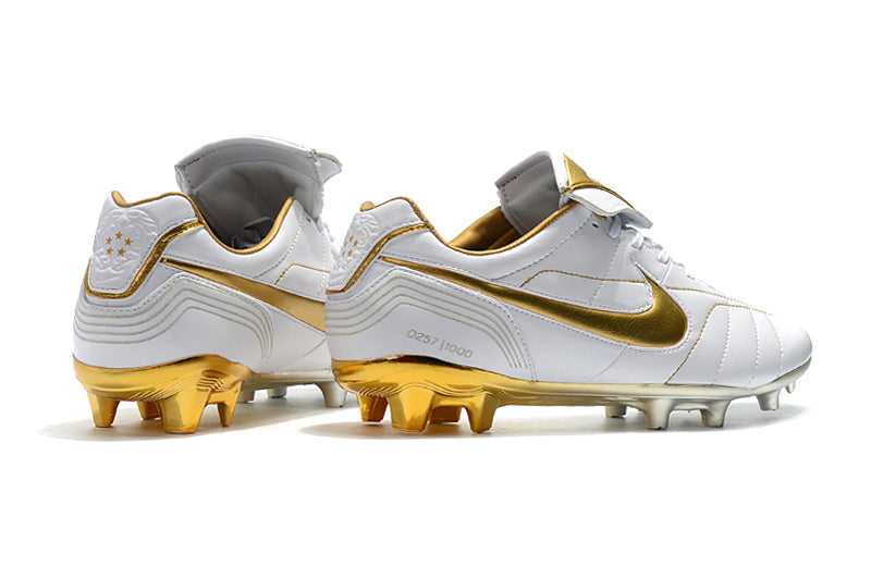 Crampons Le 12 -ème Maillot Tiempo Legend 7 R10 Elite FG pour football, pointes en métal et semelle en caoutchouc.