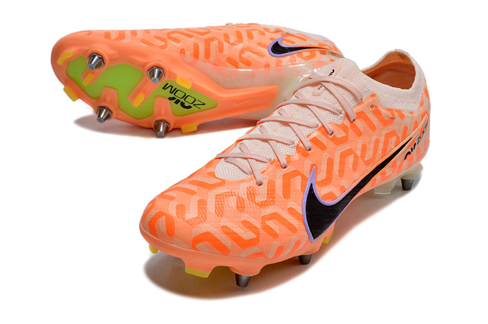 Crampons Mercurial Vapor XV Elite de Le 12 -ème Maillot, vue détaillée avec pointes en acier pour football.
