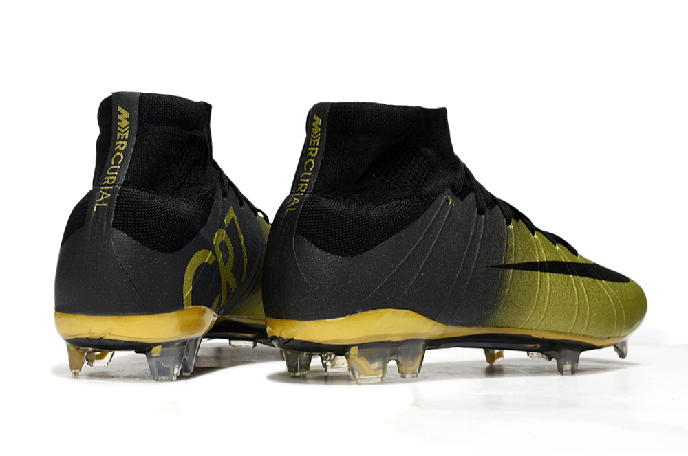 Crampons Mercurial Superfly de Le 12 -ème Maillot, vue en gros plan, avec pointes en métal et crampons pour football.