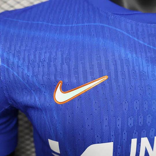 Maillot domicile Chelsea 2024/2025 Le 12 -ème Maillot, vue de face, en tissu bleu avec logo et détails du club.
