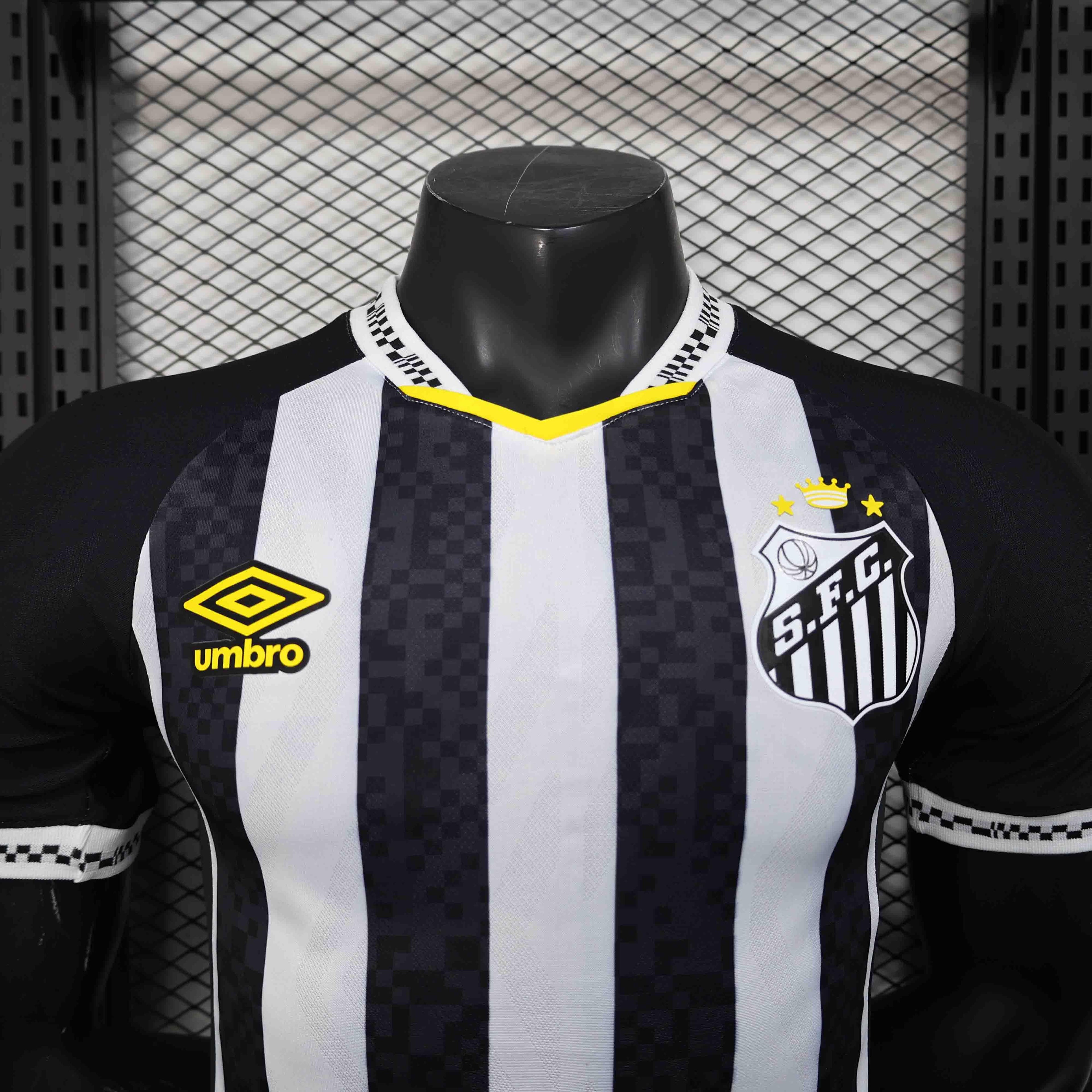 Maillot Santos 2025/26 de la marque Le 12 -ème Maillot, vue avant avec détails du design et logo de l'équipe.