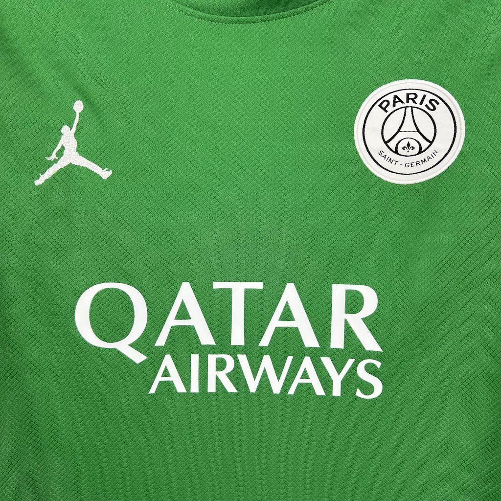 Maillot à manches longues PSG Le 12 -ème Maillot, détails du logo du Paris Saint-Germain, tissu technique rouge et bleu.