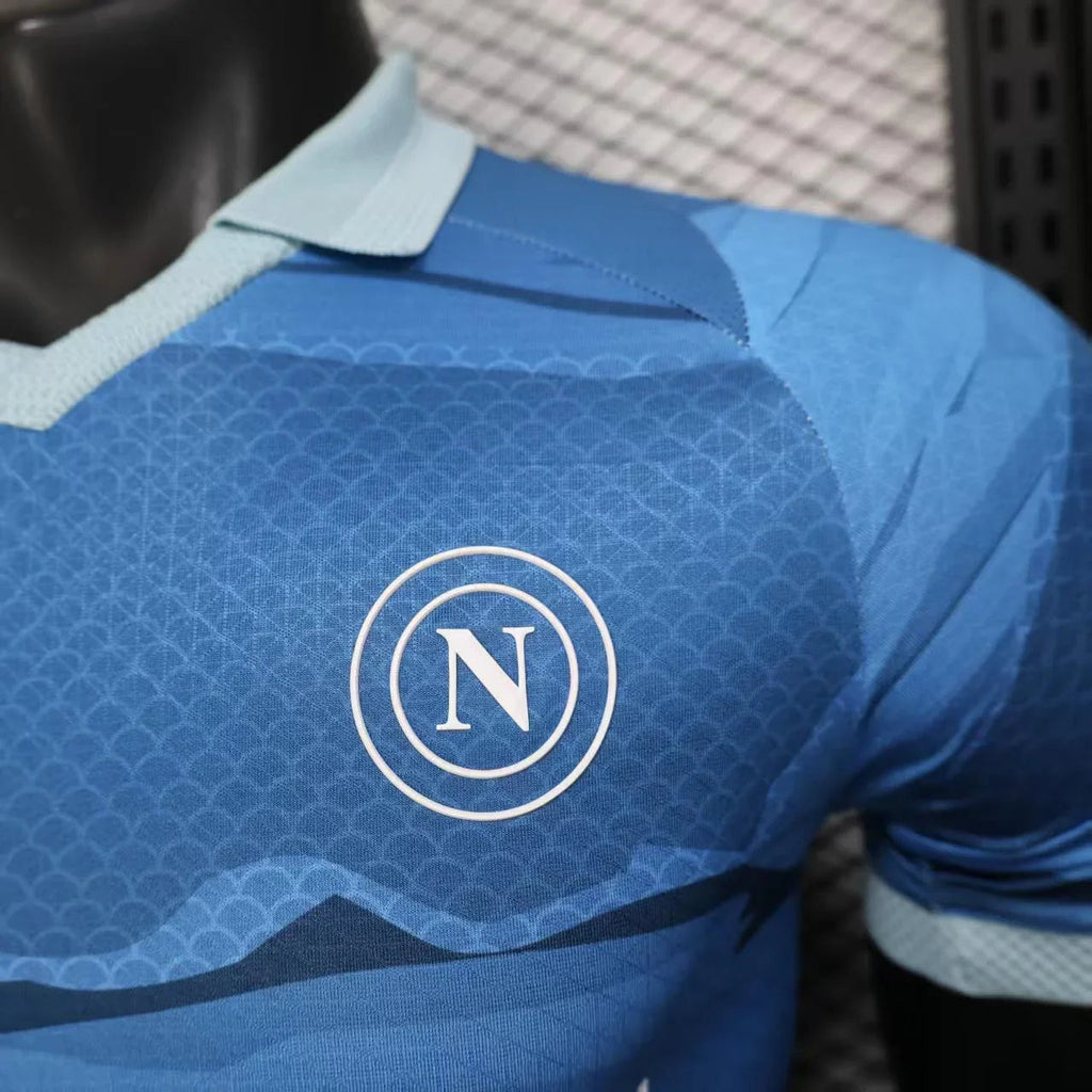 Maillot Napoli 2025/26 Le 12 -ème Maillot, maillot de football bleu avec logo Napoli et détails de l'équipe.