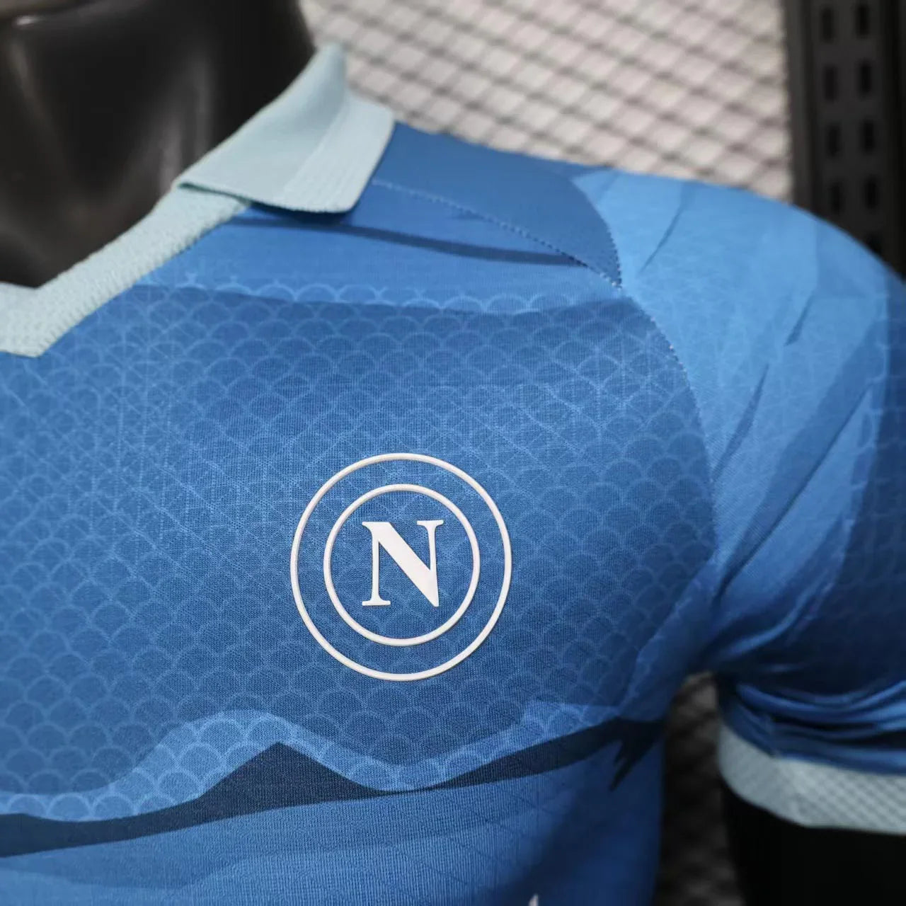 Maillot Napoli 2025/26 Le 12 -ème Maillot, maillot de football bleu avec logo Napoli et détails de l'équipe.