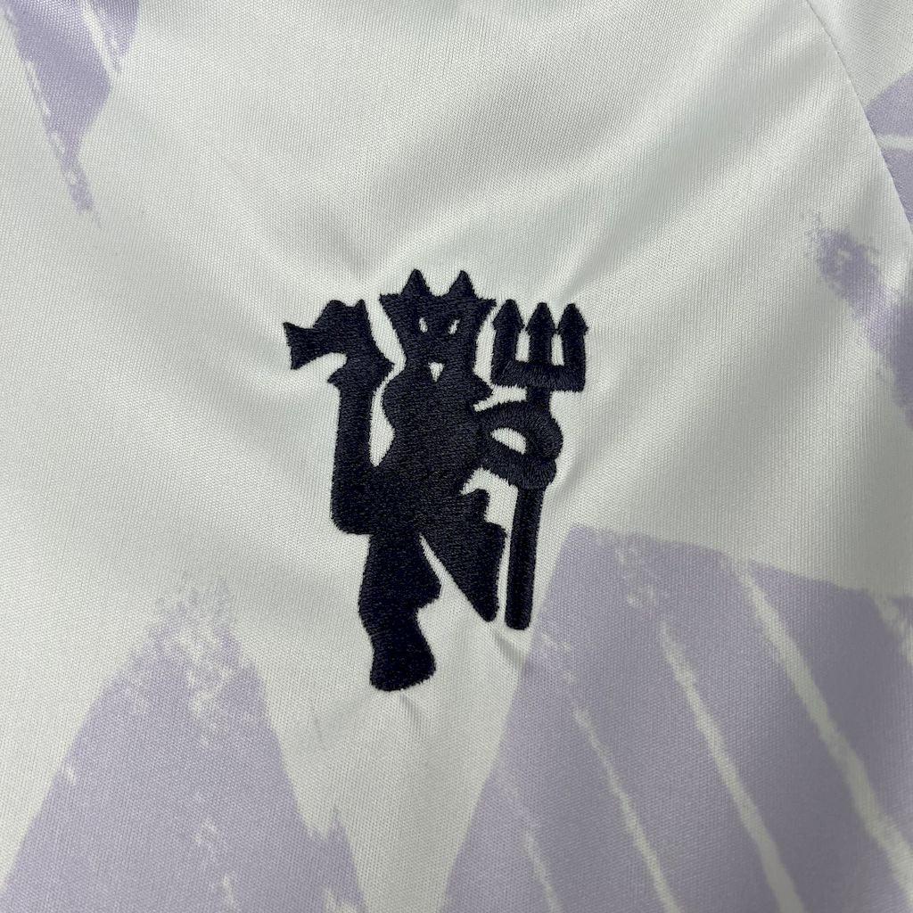 Maillot Manchester United 2025/2026 de Le 12 -ème Maillot, vue de face avec logo et détails du maillot de football.