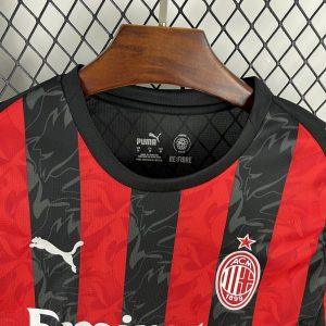 Maillot de football AC Milan 2025/26 Le 12 -ème Maillot avec logo et design officiel, vue frontale sur fond blanc