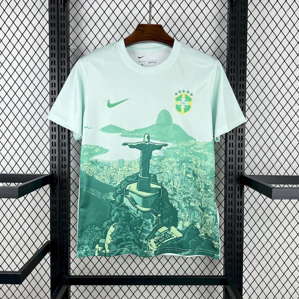 Maillot de football Brésil 2025-26, conçu par Le 12, vue de face avec logo et détails colorés.