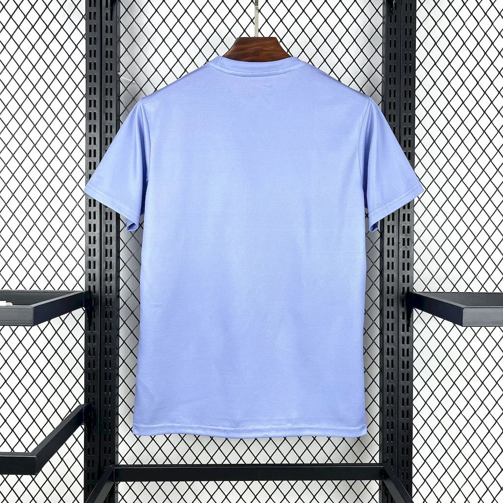 Maillot Brésil 2025-26 de la marque Le 12, vue de face avec détails du design bleu, jaune et vert du maillot de football.