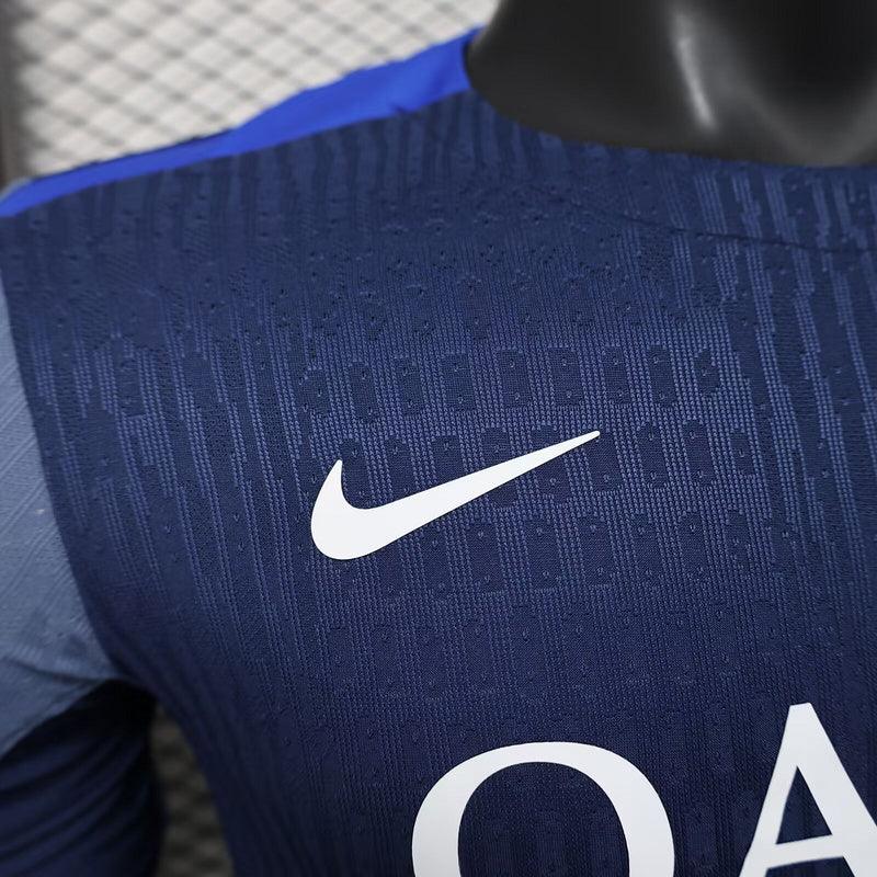 Maillot d'entraînement PSG 2025-26 Le 12-ème Maillot, devant avec logo et motifs sportifs.