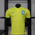Maillot de football Brésil 2025-26, conçu par Le 12, affichant le logo de l'équipe nationale sur fond coloré.