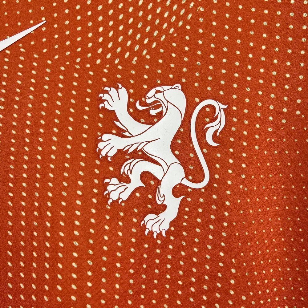 Maillot Pays-Bas 2025-26 de la marque Le 12 -ème Maillot, vue de face avec design orange et bleu.