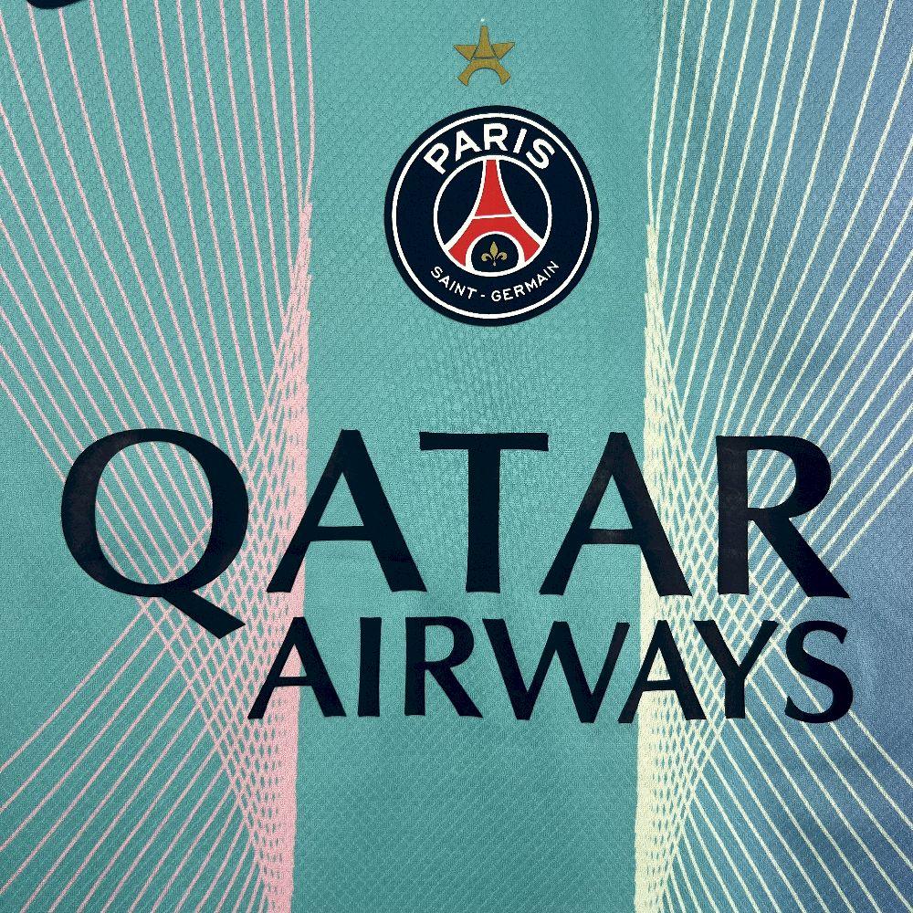 Maillot PSG concept 2025-26 de Le 12 -ème Maillot, vue de face avec logo et design moderne, tissu bleu et rouge.