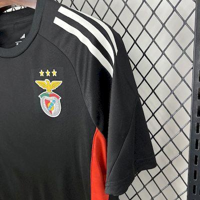 Maillot d'entraînement Benfica 2025-26 Le 12 -ème Maillot, vue de face avec logo et motifs colorés.