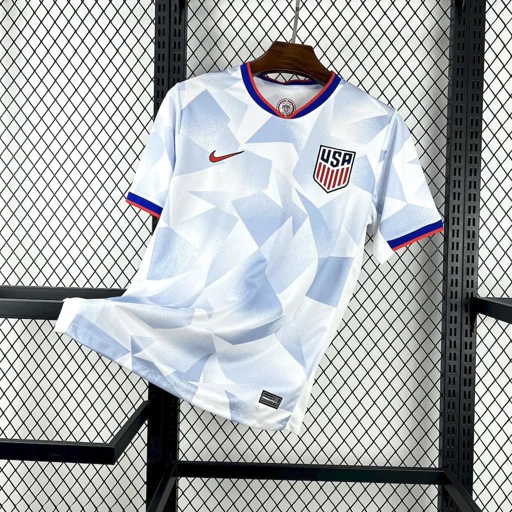Maillot de football USA 2025-26 de la marque Le 12 -ème Maillot, vue de face avec détails du design.