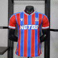 Maillot de football Crystal Palace 2025-26, marque Le 12 -ème Maillot, en tissu bleu avec logo et détails du club.