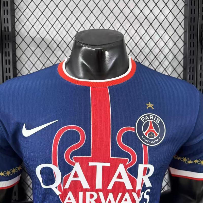 Maillot PSG concept 2025-26 de Le 12 -ème Maillot, maillot de football avec logo du Paris Saint-Germain, design moderne et sportif