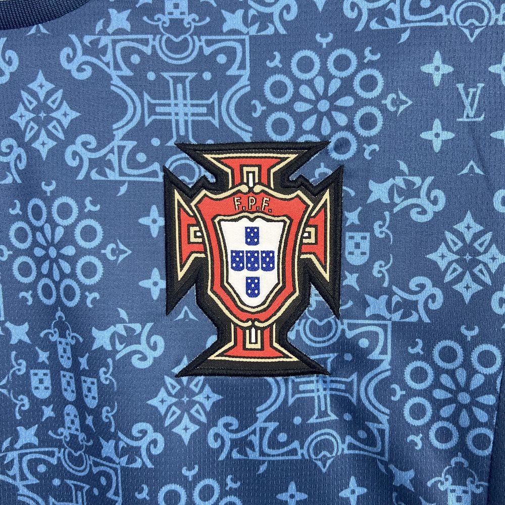 Maillot Portugal concept 2025 de Le 12 -ème Maillot, vue d'ensemble du maillot rouge avec logo Portugal et détails de design