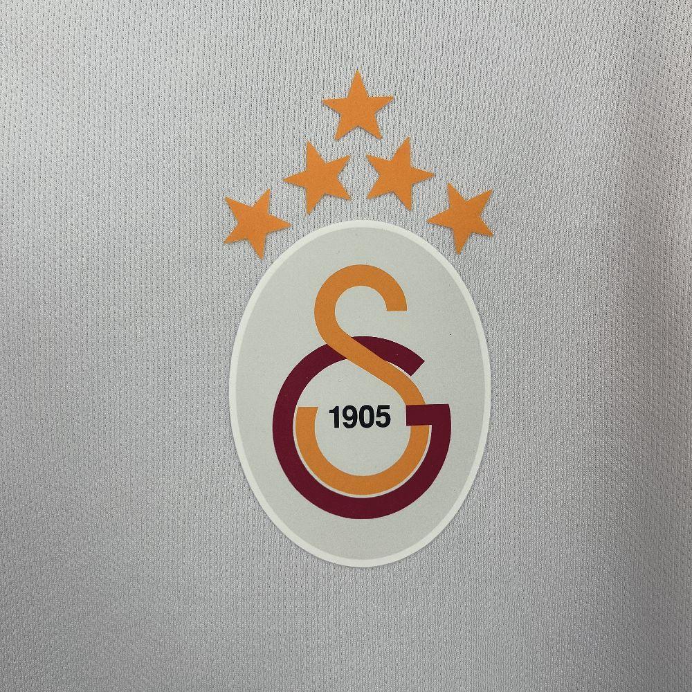 Maillot extérieur du Galatasaray 2025-26 par Le 12, logo du club et design sportif visible sur le maillot.