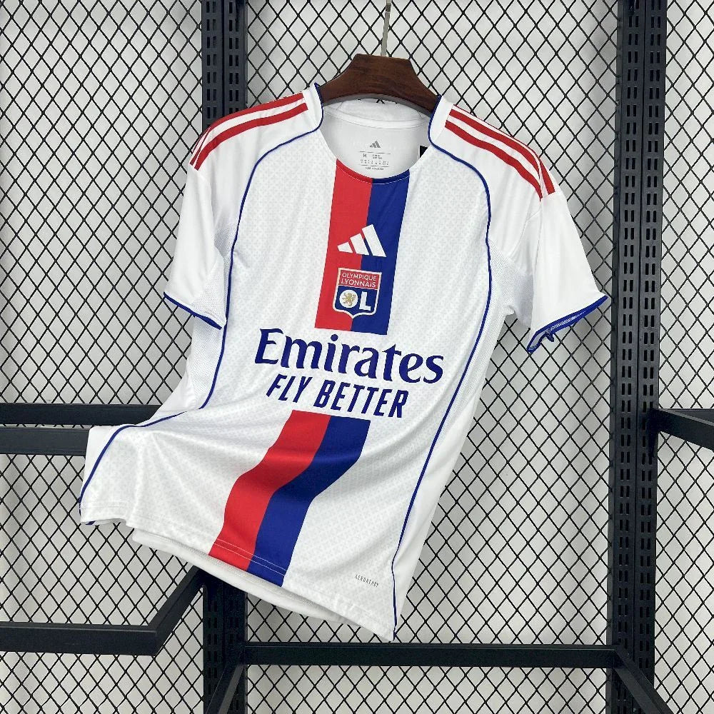 Maillot Lyon 2025-26 de Le 12 -ème Maillot, vue frontale avec logo et design officiel, tissu sportif bleu et blanc.