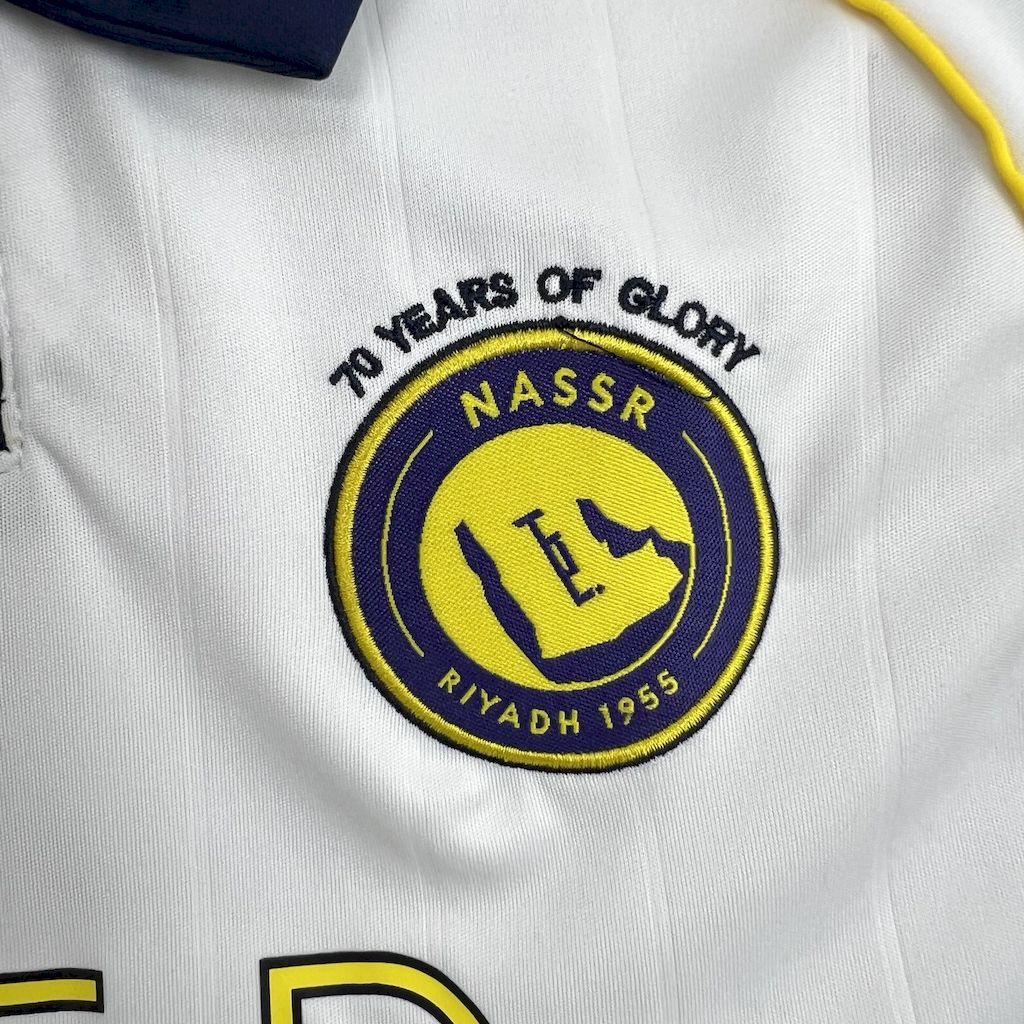 Kit enfant Al-Nassr 2025-26, maillot officiel de football avec logo et design coloré, par Le 12 -ème Maillot.