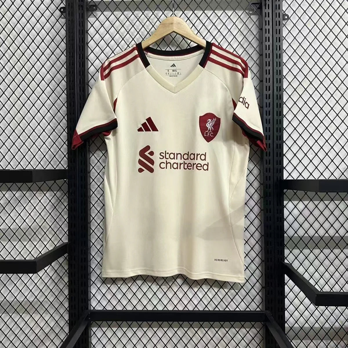 Maillot extérieur Liverpool 2025-26 de la marque Le 12 -ème Maillot, vue avant avec logo et motifs colorés.