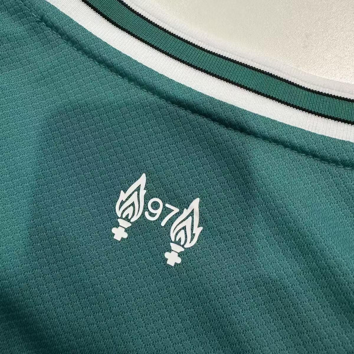 Maillot Liverpool 2025-26 Le 12-ème Maillot, maillot de football avec logo et design officiel, vue de face.