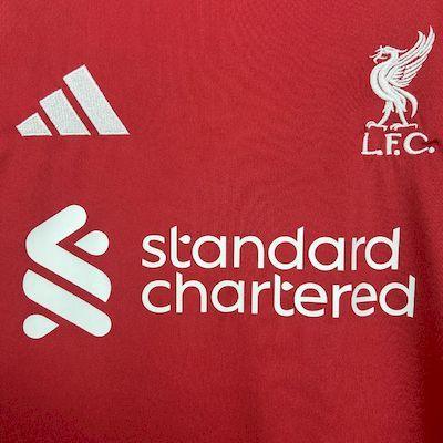 Maillot Liverpool 2025-26 Le 12-ème Maillot, devant avec logo et design officiel, tissu en polyester blanc et rouge.