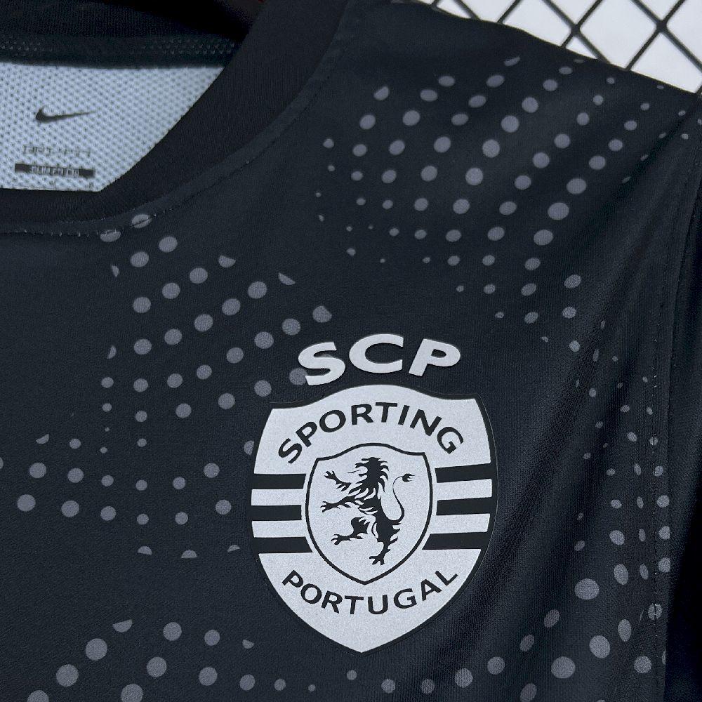 Maillot Sporting 2025-26 de la marque Le 12 -ème Maillot, vue front avec logo et détails du design sportif.