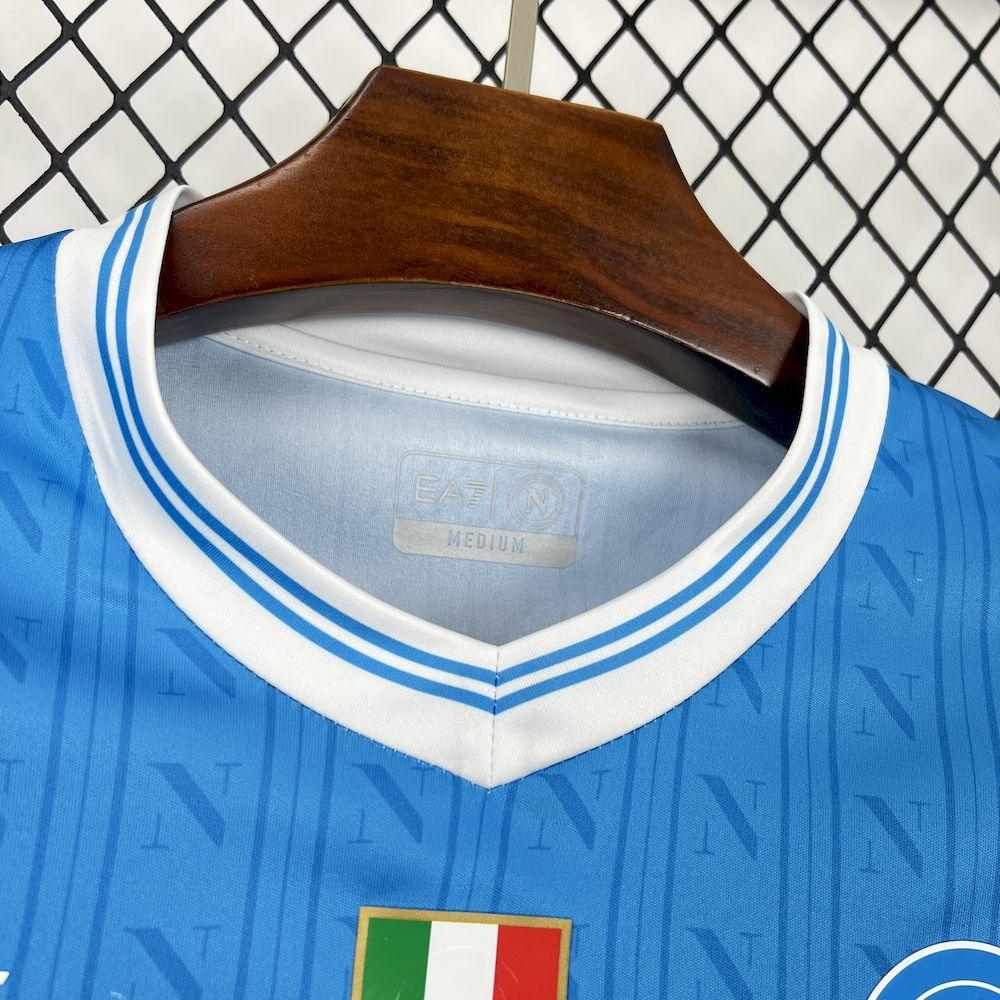 Maillot Napoli 2025-26 de la marque Le 12-ème Maillot, vue du devant avec logo et détails du design.
