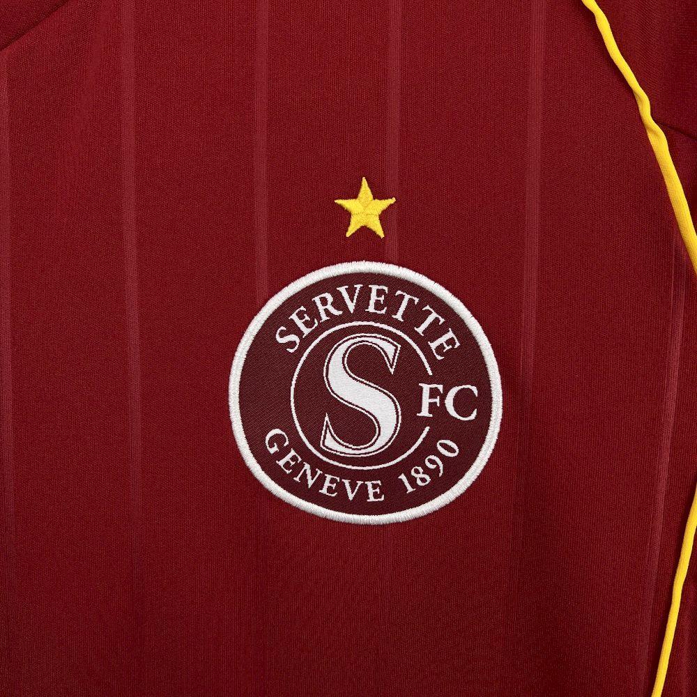 Maillot de football Servette 2025-26, équipe suisse, en tissu bleu avec logo et détails blancs, porté par un mannequin.