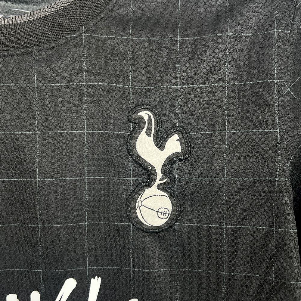Maillot extérieur Tottenham 2025-26 de Le 12 -ème Maillot, vue frontale avec logo et détails de l'équipe.