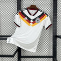 Maillot Allemagne 2025 Le 12-ème Maillot, maillot de football avec design officiel, couleurs noires et or, porté sur mannequin.
