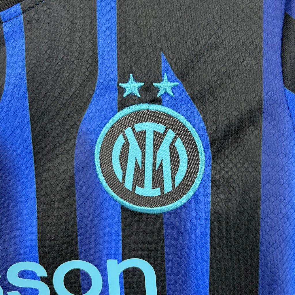 Kit enfant Inter Milan 2025-26 de Le 12 -ème Maillot, maillot rouge avec logo et détails sportifs visibles.