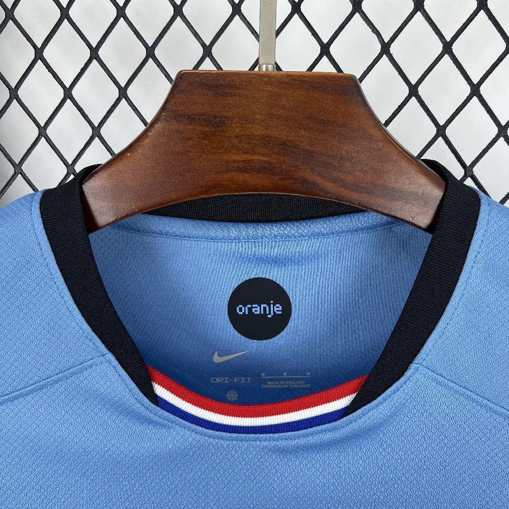 Maillot extérieur des Pays-Bas 2025 de Le 12 -ème Maillot, vue de face avec logo et détails du design orange et bleu.