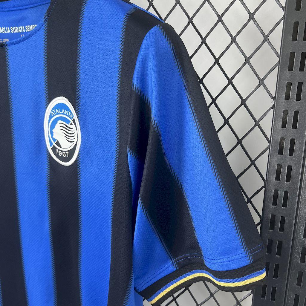 Maillot Atalanta 2025-26 de la marque Le 12-ème Maillot, vue de face avec logo de l'équipe et détails du design.