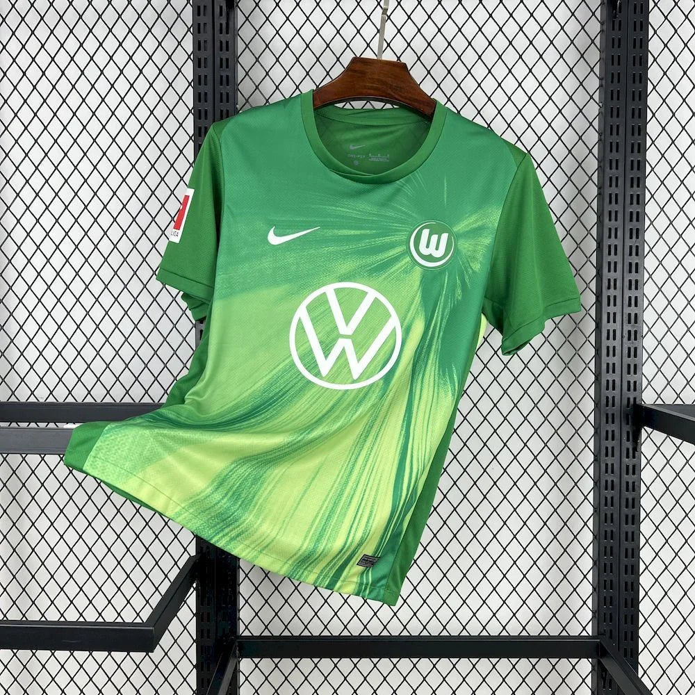 Maillot Wolfsburg 2025-26 de Le 12 -ème, maillot de football avec logo et design officiel, vue de face.