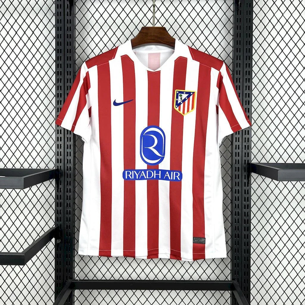 Maillot Atlético Madrid 2025-26 Le 12-ème Maillot, jersey de football rouge avec logo du club et détails en bleu.