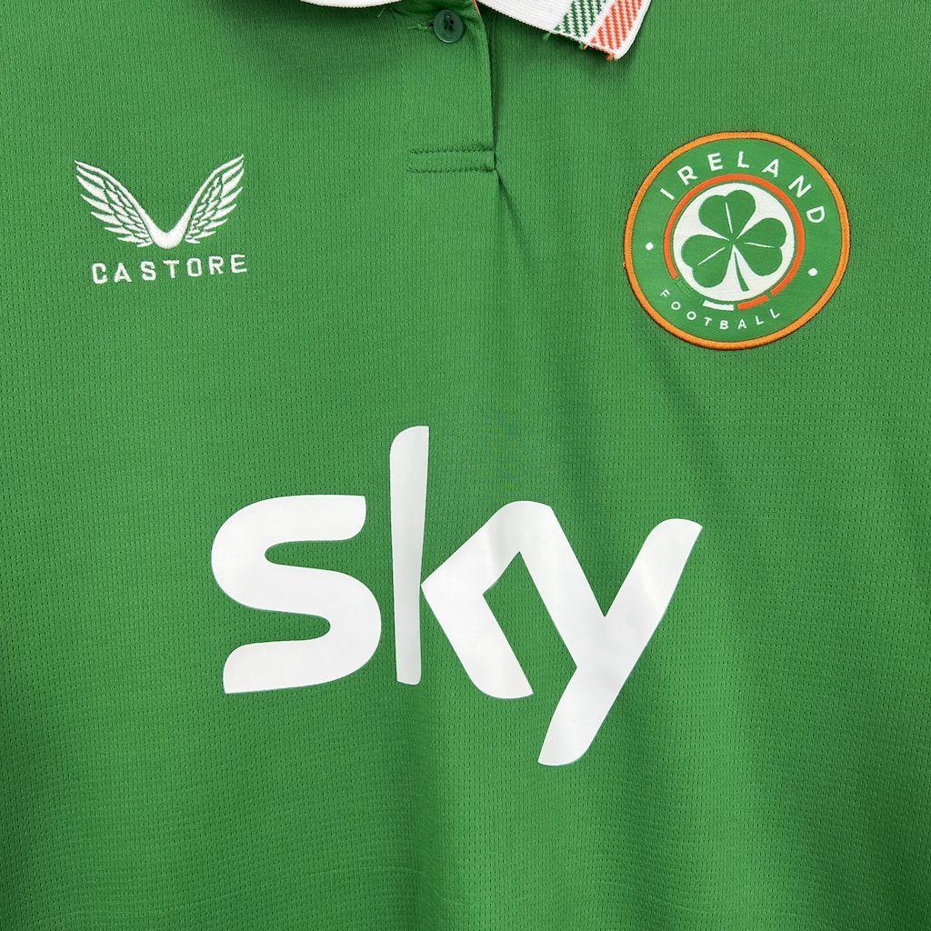 Maillot Irlande 2025 de Le 12 -ème Maillot, vue front avec logo et design vert et orange, tissu sportif et détails modernes.