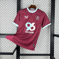 Maillot Burnley 2025-26 Le 12 -ème Maillot, jersey de football blanc avec logo et détails verts, porté sur un mannequin.