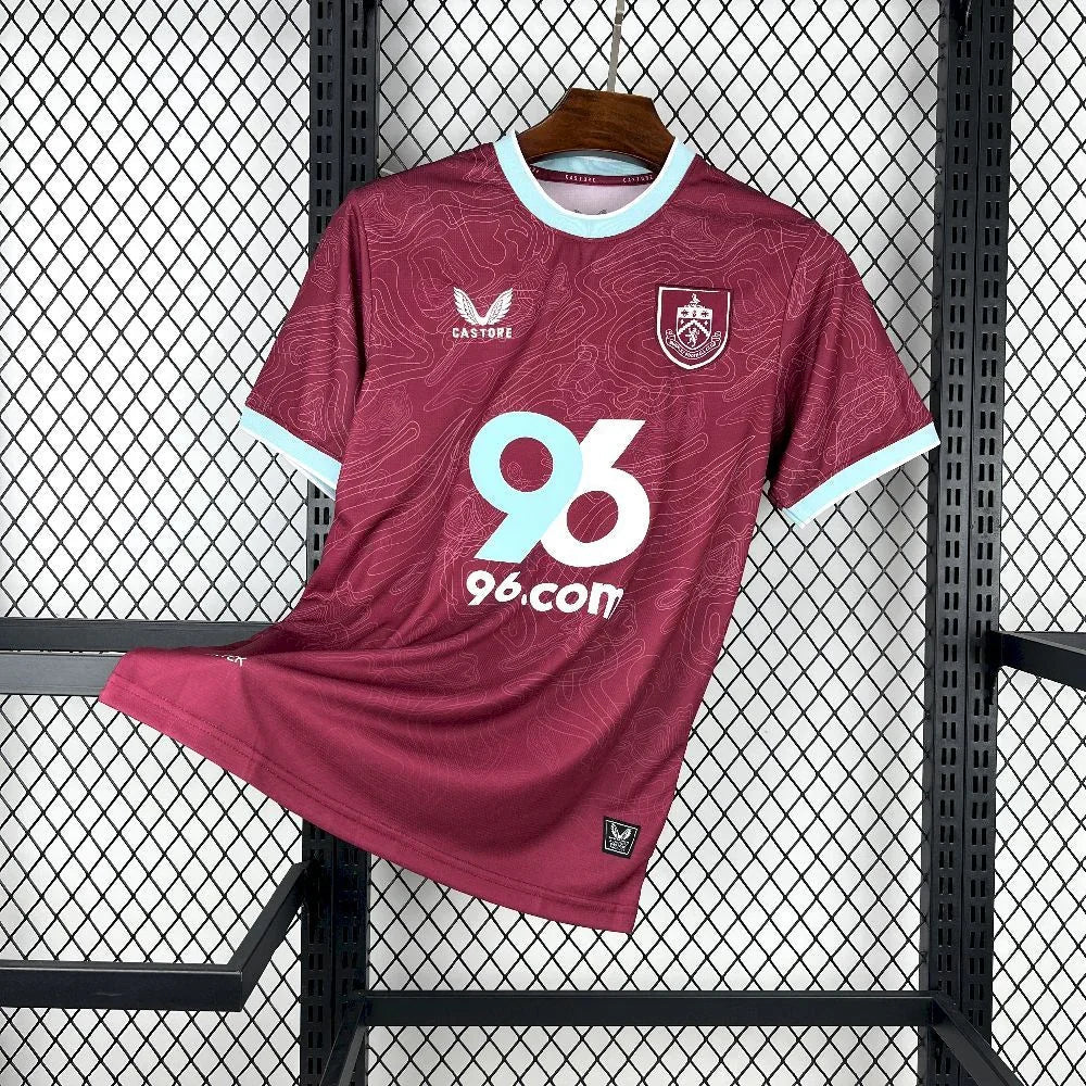 Maillot Burnley 2025-26 Le 12 -ème Maillot, jersey de football blanc avec logo et détails verts, porté sur un mannequin.