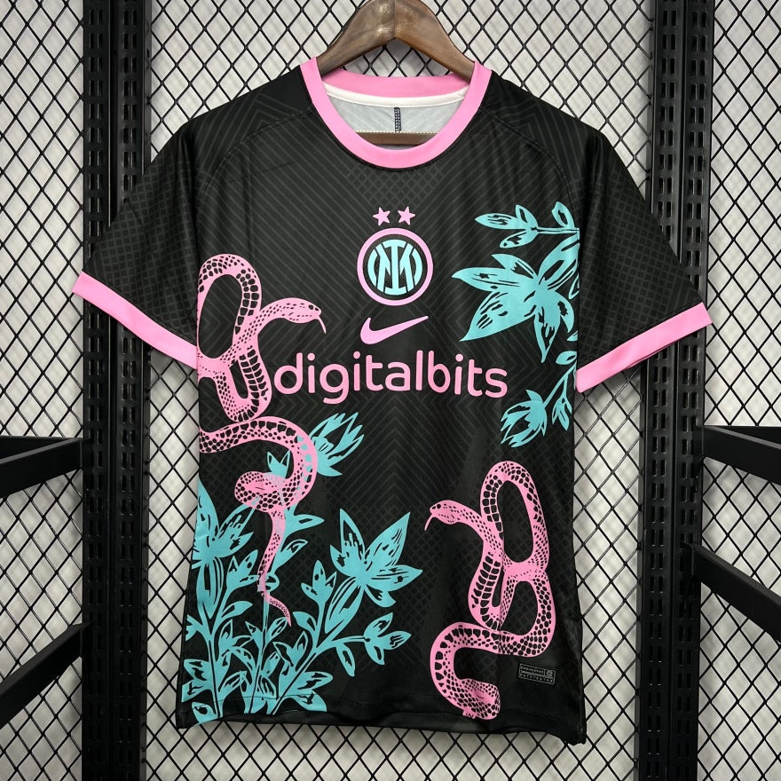 Maillot de football Inter Milan 24/25 rouge avec motif serpent, marque Le 12 -ème Maillot, vue de face.